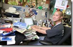 ceo desk Tony Hsieh, Zappos - unpocogeek.com