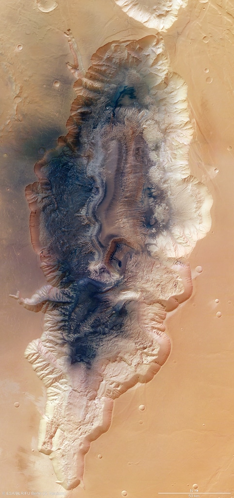Una visión general del Hebes Chasma, un canal cerrado de casi 8 km de profundidad que se extiende 315 km en dirección este-oeste y 125 km de norte a sur en su punto más ancho. Se encuentra a unos 300 km al norte del vasto cañón Valles Marineris.
