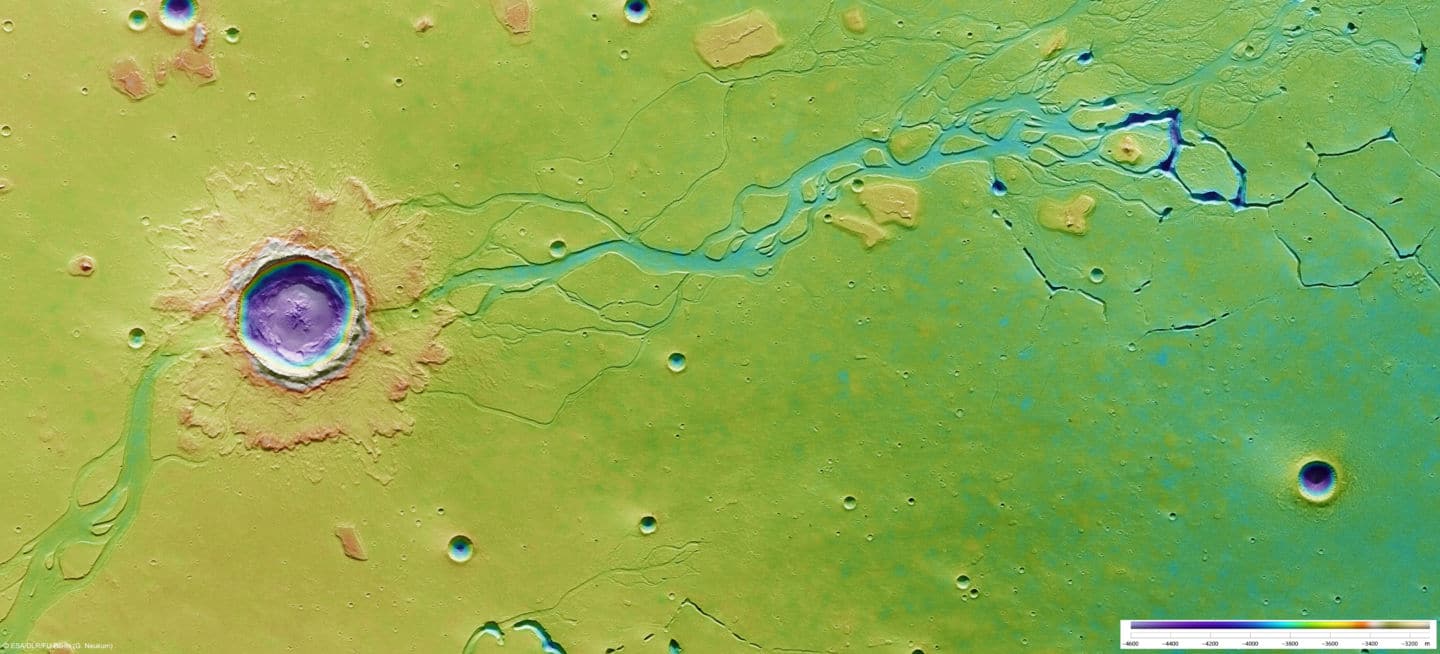 Esta imagen muestra una región del hemisferio norte del planeta conocida como Hefesto Fossae. La imagen ha sido coloreada para indicar la elevación del terreno: los tonos verdes y amarillos representan el suelo poco profundo, mientras que los azules y morados representan depresiones profundas, de hasta aproximadamente 4 km. Dispersos a través de la escena hay unas pocas docenas de cráteres de impacto que cubren una amplia gama de tamaños, con el mayor alarde de un diámetro de alrededor de 20 km. Se ha sobreimpreso en una larga e intrincada red de canales que indica el pasado acuoso del Planeta Rojo.