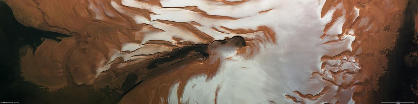 Esta imagen muestra una parte de la región polar norte de Marte en el solsticio de verano del hemisferio norte. Los depósitos de hielo polar siguen los ciclos estacionales. La capa está cubierta por agua helada y hielo de dióxido de carbono en invierno y primavera, pero en este punto en el año marciano, todo el dióxido de carbono se ha calentado y evaporado en la atmósfera del planeta. Solo queda hielo de agua, que aparece como áreas blancas brillantes en esta imagen.