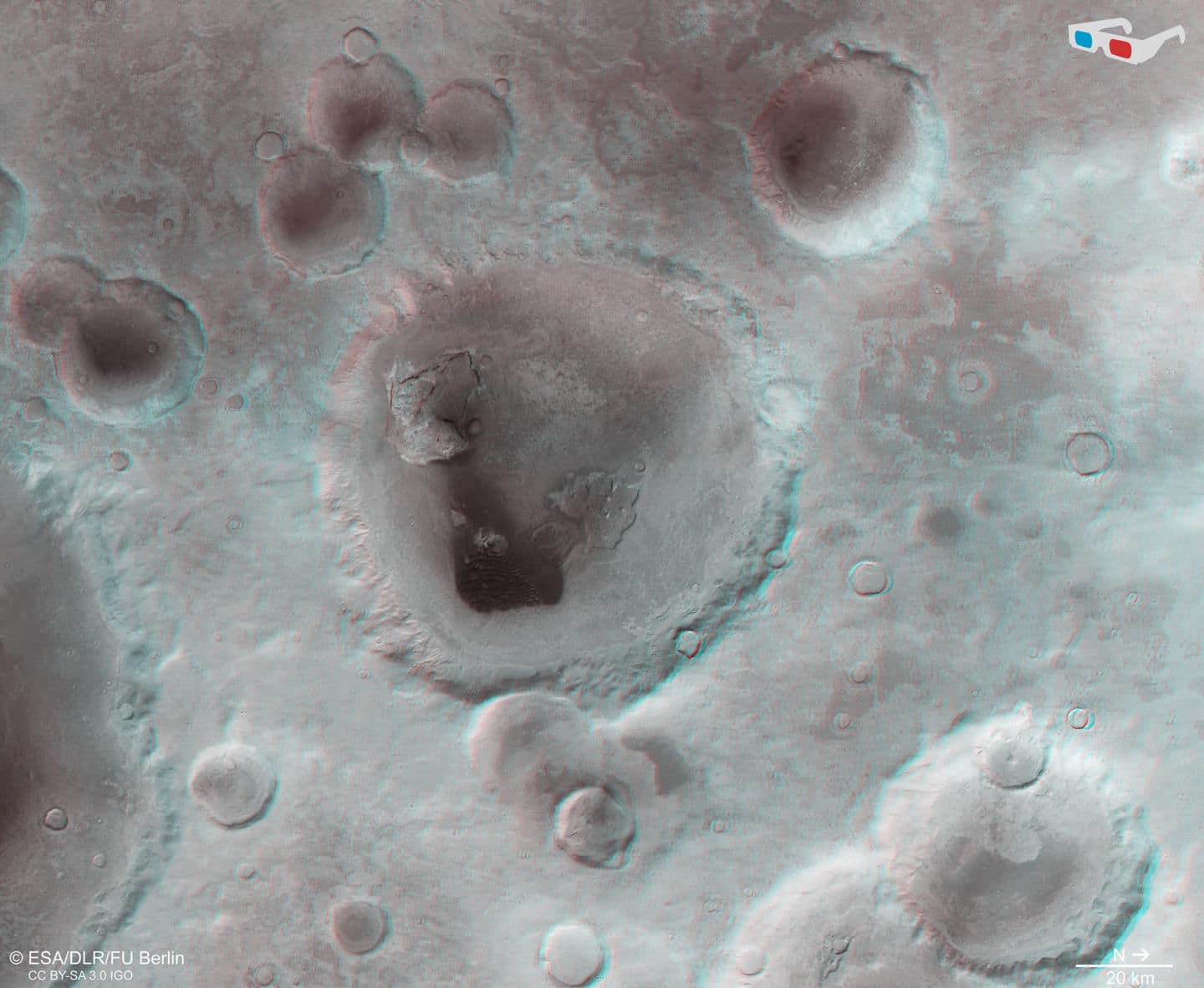 El cráter Neukum y las áreas circundantes se pueden ver en 3D cuando se ven con gafas rojo-verde o rojo-azul.
