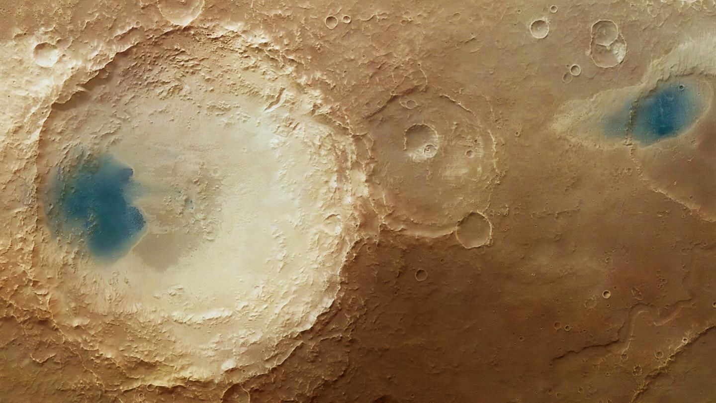 La imagen muestra parte de la región de Arabia Terra, que está salpicada de cráteres de diferentes tamaños y edades. Los cráteres en esta imagen, causados por impactos en el pasado de Marte, muestran diferentes grados de erosión.