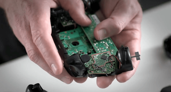 Dentro de un joystick de XBOX ONE