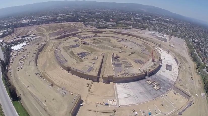 Vista aérea con un drone del sitio de construcción del nuevo campus de Apple