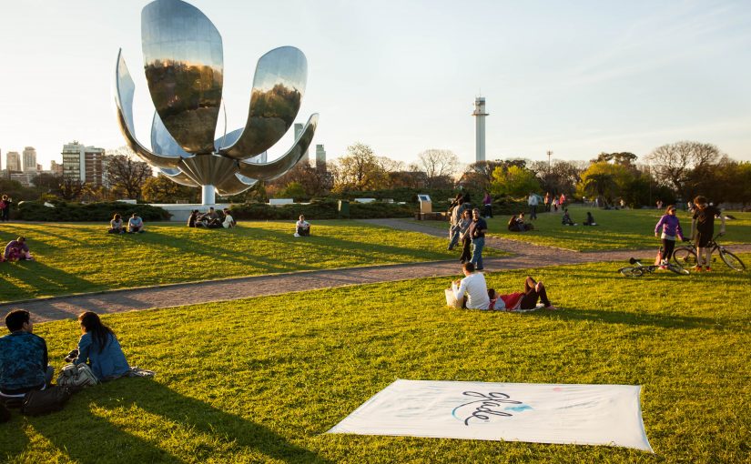 Glade aromatizó la Floralis Genérica de Buenos Aires