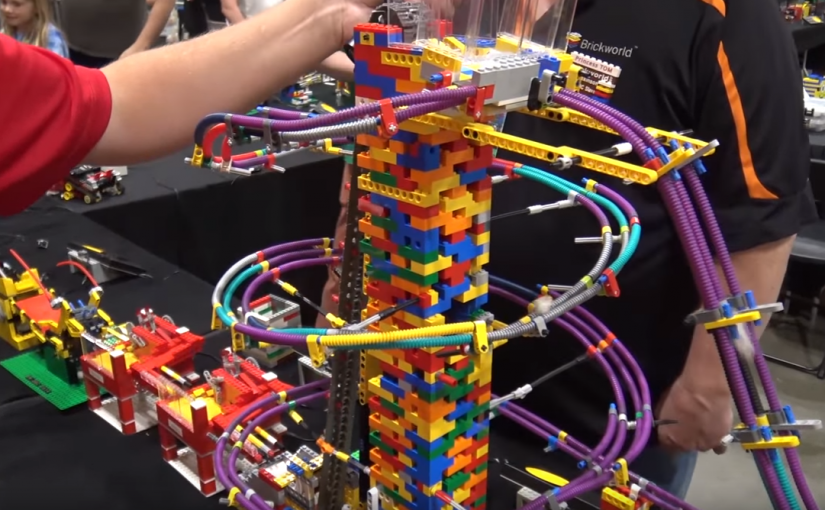 La máquina de Rube Goldberg más grande del mundo fabricada con legos