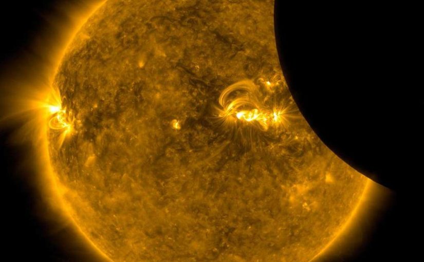 La Luna en tránsito por delante del Sol, tomada por el Observatorio de Dinámica Solar a la luz ultravioleta extrema 171 Angstrom, el 21 de agosto de 2017. NASA / SDO