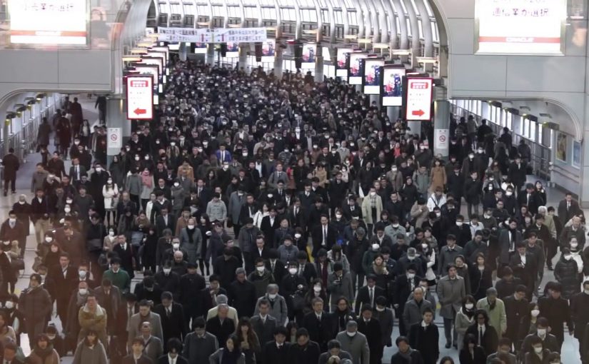 Un minuto en la hora pico de una estación de trenes en Japón