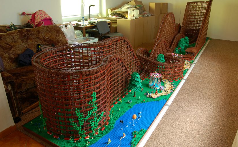 90,000 piezas de LEGO para formar una gigantesca montaña rusa funcional