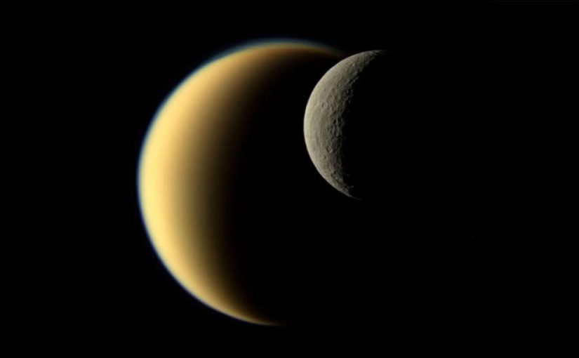 Un gran vistazo a Rhea, la segunda luna más grande de Saturno